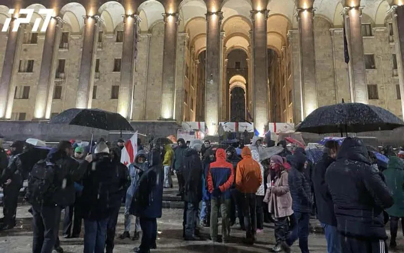 Кадр акции у парламента Грузии 418-й день подряд. Фото: Interpressnews / https://www.interpressnews.ge/ka/article/859766-parlamenttan-saprotesto-akcia-mimdinareobs Кадр акции у парламента Грузии 418-й день подряд. Фото: Interpressnews / https://www.interpressnews.ge/ka/article/859766-parlamenttan-saprotesto-akcia-mimdinareobs
