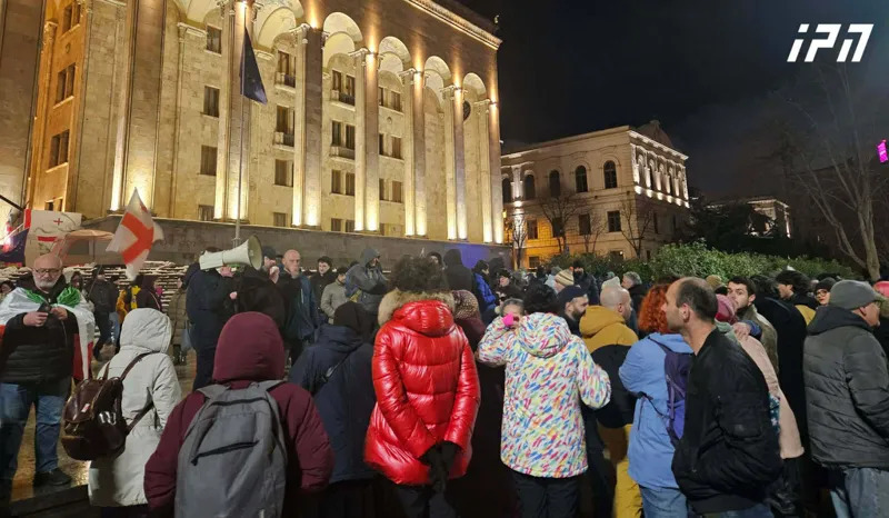 Сторонники евроинтеграции 419-й день подряд собрались на проспекте Руставели у парламента Грузии. 20.01.2026. Interpressnews/https://www.interpressnews.ge/ka/article/859861-parlamenttan-saprotesto-akcia-mimdinareobs