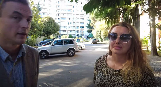 Адвокат Сергей Костюк и дольщица Алла Соболева. Кадр видео YouTube-канала "С открытым забралом" Адвокат Сергей Костюк и дольщица Алла Соболева. Кадр видео YouTube-канала "С открытым забралом"