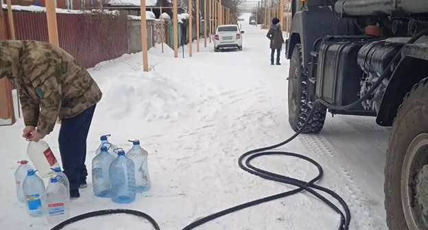 Жители Ростовской области набирают воду из водовоза. Январь 2026 г. Фото: Телеграм-канал Антонины Пшеничной