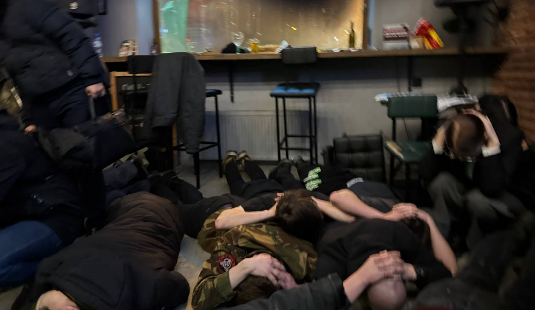 Силовики заставили лечь на пол участников "Лимоновских чтений" в Краснодаре. Скриншот фото из Telegram-канала "Национальная правозащита" от 18.01.26, https://t.me/rightsofnation/2453?single Силовики заставили лечь на пол участников "Лимоновских чтений" в Краснодаре. Скриншот фото из Telegram-канала "Национальная правозащита" от 18.01.26, https://t.me/rightsofnation/2453?single