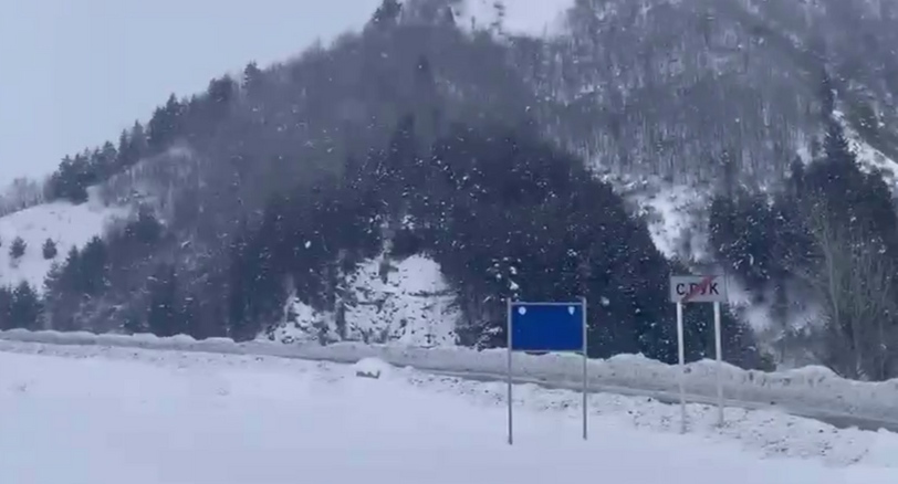 Транскавказская магистраль на выезде из села Рук. Кадр видео МЧС Южной Осетии https://t.me/mchsruo/4909 Транскавказская магистраль на выезде из села Рук. Кадр видео МЧС Южной Осетии https://t.me/mchsruo/4909