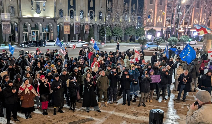 Участники акции у парламента Грузии. Скриншот фото Mtavari от 25.01.26. Участники акции у парламента Грузии. Скриншот фото Mtavari от 25.01.26.