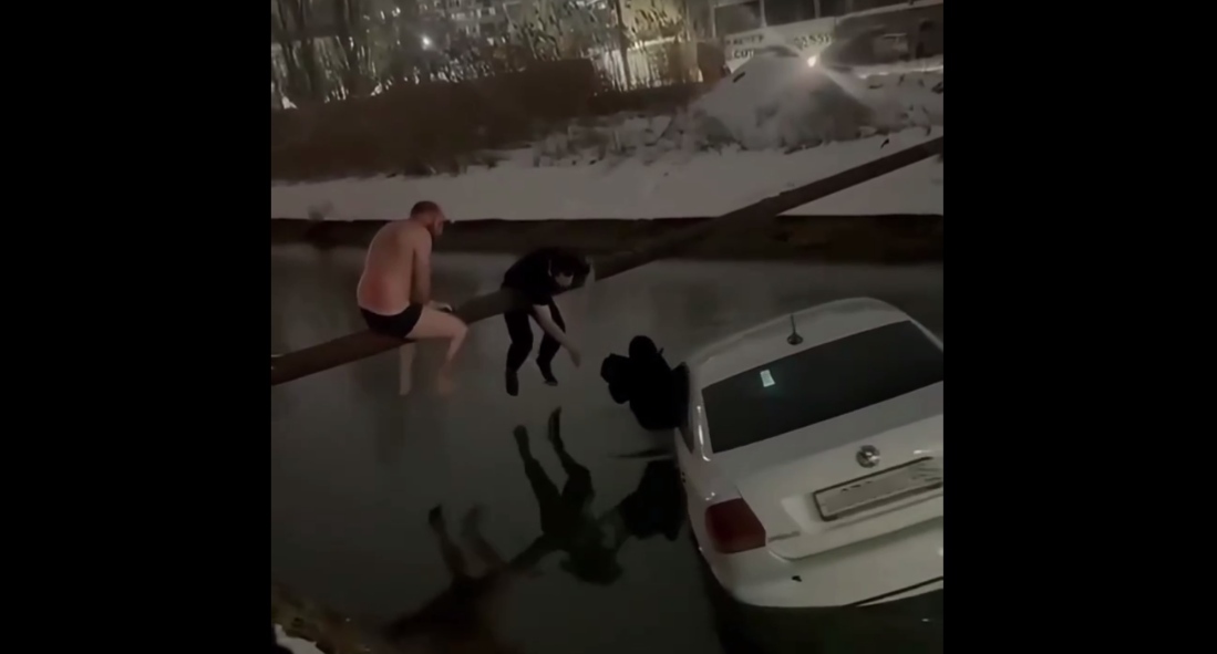 Прохожие спасают ребенка из упавшего в канал автомобиля. Махачкала, 24 января 2026 года. Кадр видео, опубликованного в телеграм-канале "Вести Дагестан" https://t.me/dagvesti_05/4788