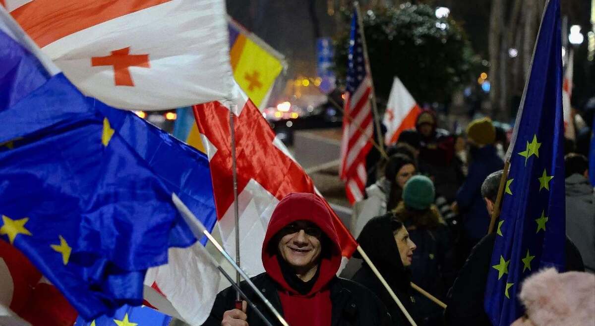Протестующие на проспекте Руставели, 26 января 2026 года. Фото: Ketevan Khutsishvili / Netgazeti
Протестующие на проспекте Руставели, 26 января 2026 года. Фото: Ketevan Khutsishvili / Netgazeti
