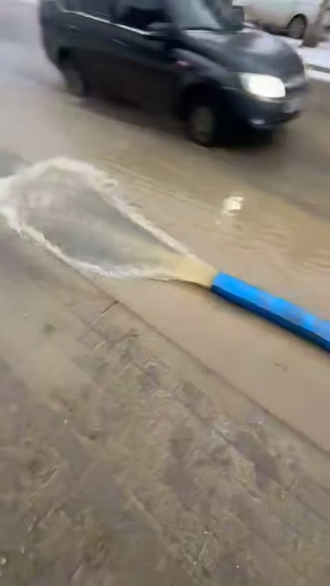 Скриншот видеоролика про слив воды из трубопровода в Махачкале. Телеграм-канал ''Черновик''