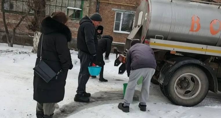 Водовозка в Гуково. Фото из телеграм-канала министра ЖКХ Ростовской области https://t.me/Pshenichnaya_AU/1980 Водовозка в Гуково. Фото из телеграм-канала министра ЖКХ Ростовской области https://t.me/Pshenichnaya_AU/1980