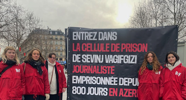 Участники акции в защиту арестованных в Азербайджане журналистов. Париж, 28 января 2026 г. Фото предоставлено "Кавказскому узлу" участником акции