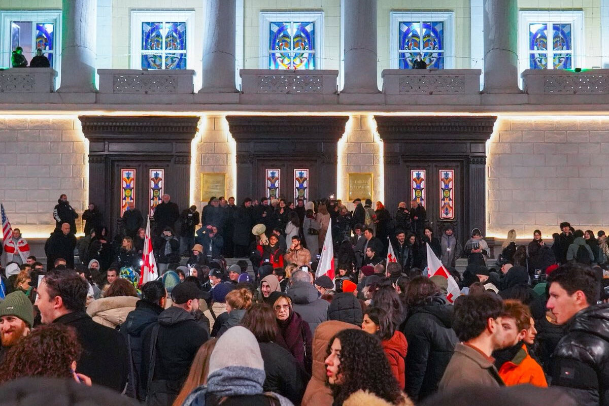 Протестующие студенты у здания Грузинского технического университета. Фото: Mo Se / Mtavari Протестующие студенты у здания Грузинского технического университета. Фото: Mo Se / Mtavari