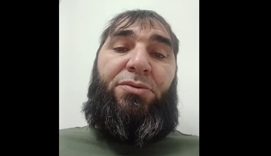Отец избитого солдата. Стоп-кадр видео из Telegram-канала Шамиля Хадулаева от 31.01.26, https://t.me/KhadulaevShamil/14405.