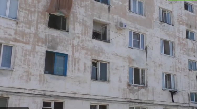 Общежитие на улице Кадырова, 15а. Стоп-кадр видео "Кавказского узла", https://www.youtube.com/watch?v=DufgbbLDxGo&t=23s Общежитие на улице Кадырова, 15а. Стоп-кадр видео "Кавказского узла", https://www.youtube.com/watch?v=DufgbbLDxGo&t=23s