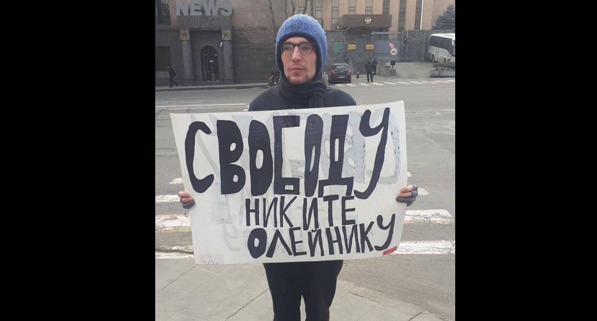 Одиночный пикет Александра Шерченкова. Ереван, 7 февраля 2026 года. Фото: RusNews https://t.me/rusnews/80111 Одиночный пикет Александра Шерченкова. Ереван, 7 февраля 2026 года. Фото: RusNews https://t.me/rusnews/80111
