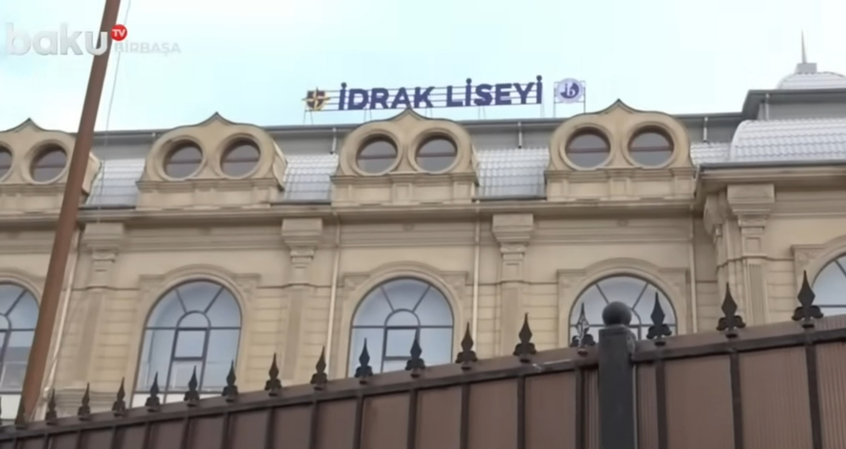 Здание лицея, в котором произошла стрельба. Кадр видео Baku TV https://www.youtube.com/watch?v=2L8dZ-wz1mw Здание лицея, в котором произошла стрельба. Кадр видео Baku TV https://www.youtube.com/watch?v=2L8dZ-wz1mw