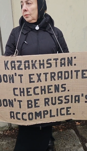 Кадр Собравшиеся активисты в Вене у посольства Казахстана по делу экстрадиции чеченцев Мовлаева и Муртазова в Россию. Фото: Ichkeria Roza
 / Facebook