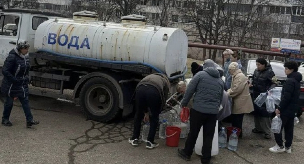 Подвоз воды жителям Пятигорска. Фото: Дмитрий Ворошилов / Telegram Подвоз воды жителям Пятигорска. Фото: Дмитрий Ворошилов / Telegram