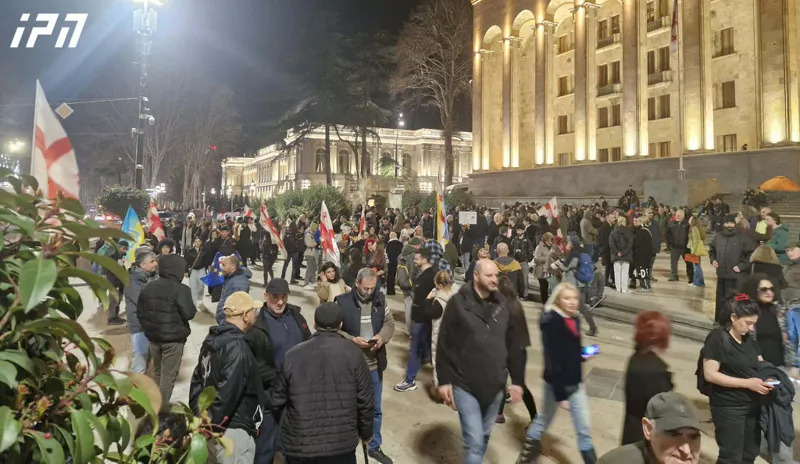 Стоп-кадр: "Протест у парламента Грузии продолжается 448 дней". Фото: Interpressnews / https://www.interpressnews.ge/ka/article/862316-parlamenttan-saprotesto-akcia-mimdinareobs Стоп-кадр: "Протест у парламента Грузии продолжается 448 дней". Фото: Interpressnews / https://www.interpressnews.ge/ka/article/862316-parlamenttan-saprotesto-akcia-mimdinareobs