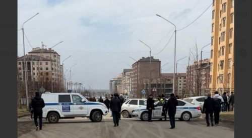 Машины силовиков у здания суда. Скриншот фото "Фортанги" от 18.02.26, https://t.me/fortangaorg/21474?single