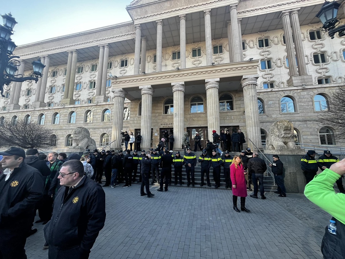 Стоп-кадр: "Тбилисский городской суд избрал заключение в качестве меры пресечения журналистке Элисо Киладзе". Фото: NewsGeorgia / https://www.newsgeorgia.ge/sud-arestoval-zhurnalistk-kiladze-i-eshhe-pjat-figurantov-dela-o-moshennicheskih-koll-centrah/ Стоп-кадр: "Тбилисский городской суд избрал заключение в качестве меры пресечения журналистке Элисо Киладзе". Фото: NewsGeorgia / https://www.newsgeorgia.ge/sud-arestoval-zhurnalistk-kiladze-i-eshhe-pjat-figurantov-dela-o-moshennicheskih-koll-centrah/