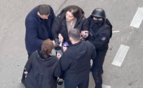 Кадр задержание журналистки Элисо Киладзе по делу о мошеннических колл‑центрах в Тбилиси. Фото: Tv Pirveli/ https://tvpirveli.ge/ka/siaxleebi/sazogadoeba/121715-eliso-kiladze-aranair-saprotseso-garigebaze-tsasvlas-da-bralis-agiarebas-ar Кадр задержание журналистки Элисо Киладзе по делу о мошеннических колл‑центрах в Тбилиси. Фото: Tv Pirveli/ https://tvpirveli.ge/ka/siaxleebi/sazogadoeba/121715-eliso-kiladze-aranair-saprotseso-garigebaze-tsasvlas-da-bralis-agiarebas-ar