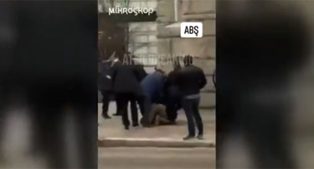 Применение силы в отношении участников акции протеста в Вашингтоне. 19 февраля 2026 г. Скриншот видео https://x.com/AteoBreaking/status/2024583855173157357 Применение силы в отношении участников акции протеста в Вашингтоне. 19 февраля 2026 г. Скриншот видео https://x.com/AteoBreaking/status/2024583855173157357
