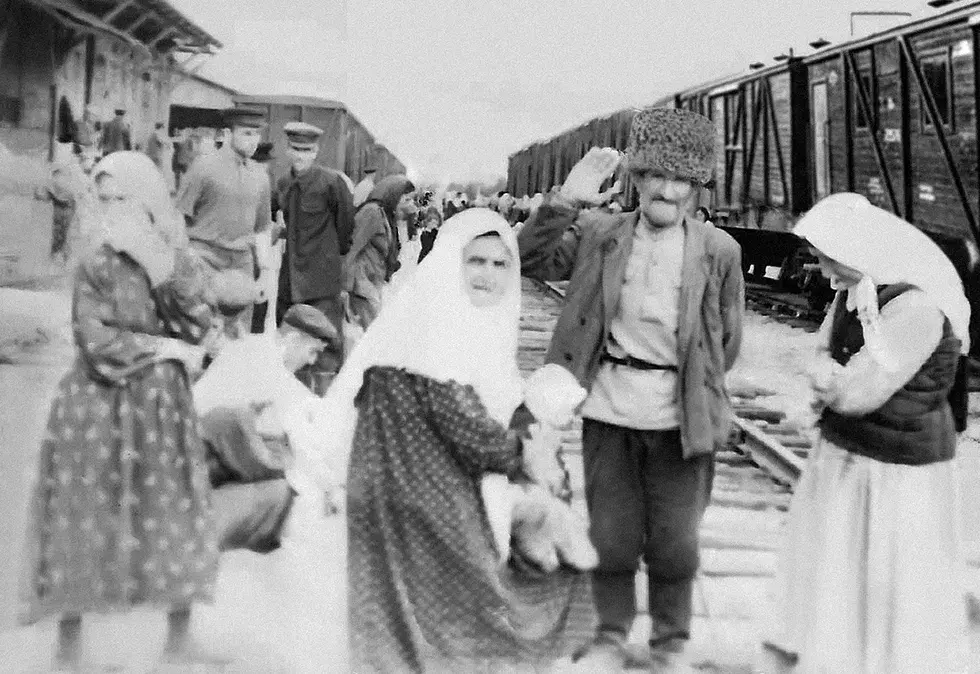 Вокзал Бишкека. Жители чеченского села Юрт-Аух перед возвращением домой. 1957 г. Фото:
Wikimedia Commons