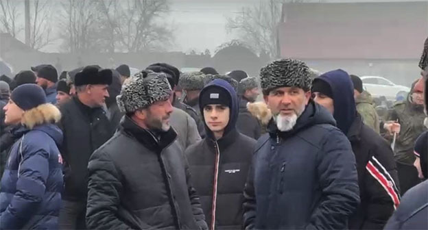Люди у мемориального комплекса в селении Новокули (Ярыксу). 23 февраля 2026 г. Скриншот видео очевидца предоставленный "Кавказскому узлу" Люди у мемориального комплекса в селении Новокули (Ярыксу). 23 февраля 2026 г. Скриншот видео очевидца предоставленный "Кавказскому узлу"