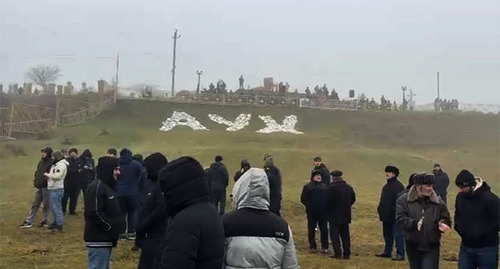 Люди у мемориального комплекса в селении Новокули (Ярыксу). 23 февраля 2026 г. Скриншот видео очевидца предоставленный "Кавказскому узлу"