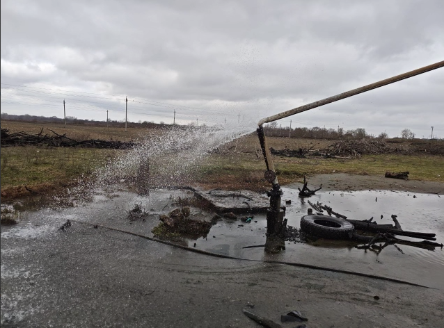Стоп-кадр: "Пробитая цистерна водоснабжения в селе Турумовка Дагестана". Фото: "Черновик" 2.0 / Telegram-канал Стоп-кадр: "Пробитая цистерна водоснабжения в селе Турумовка Дагестана". Фото: "Черновик" 2.0 / Telegram-канал