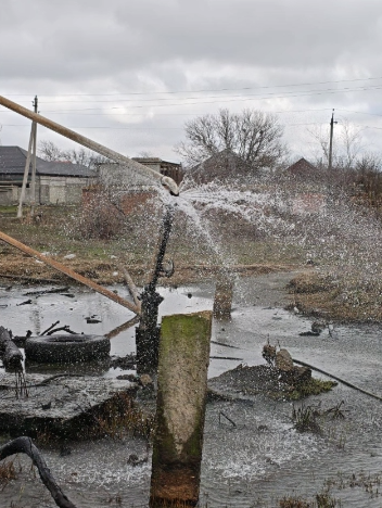 Кадр пробитая цистерна водоснабжения в селе Турумовка Дагестана. Фото: "Черновик" 2.0 / Telegram-канал Кадр пробитая цистерна водоснабжения в селе Турумовка Дагестана. Фото: "Черновик" 2.0 / Telegram-канал