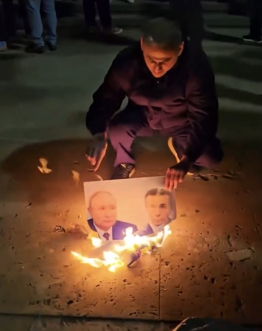 Афган Садыгов сжигает портреты Путина и Иванишвили. Кадр видео Mtavari.