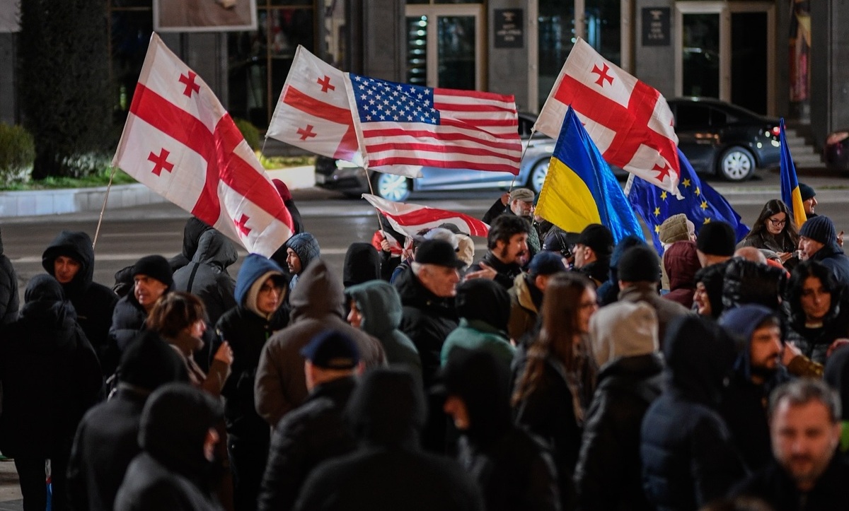 Протестующие на проспекте Руставели, 23 февраля 2026 года. Фото: Mindia Gabadze / Publika Протестующие на проспекте Руставели, 23 февраля 2026 года. Фото: Mindia Gabadze / Publika
