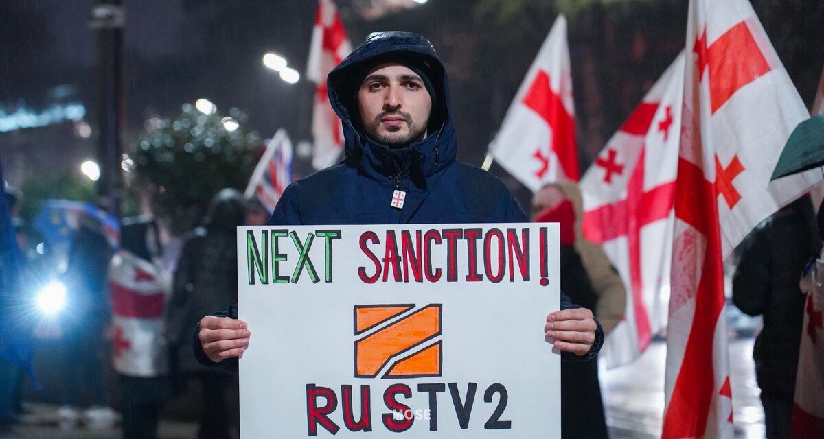 Участник акции протеста на Руставели, 26 февраля 2026 года. Фото: Mo Se / Facebook Участник акции протеста на Руставели, 26 февраля 2026 года. Фото: Mo Se / Facebook
