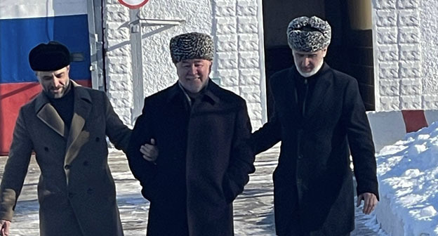 Малсаг Ужахов (в центре) на выходе из колонии в Волжском. Скриншот публикации Hamarz Kostoy / Facebook* Малсаг Ужахов (в центре) на выходе из колонии в Волжском. Скриншот публикации Hamarz Kostoy / Facebook*