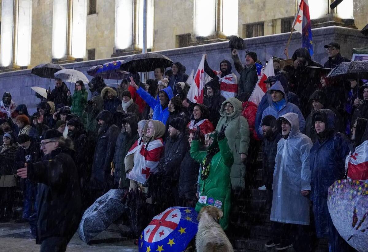 Протестующие у парламента Грузии, 27 февраля 2026 года. Фото: Nino Kikvadze / Publika Протестующие у парламента Грузии, 27 февраля 2026 года. Фото: Nino Kikvadze / Publika