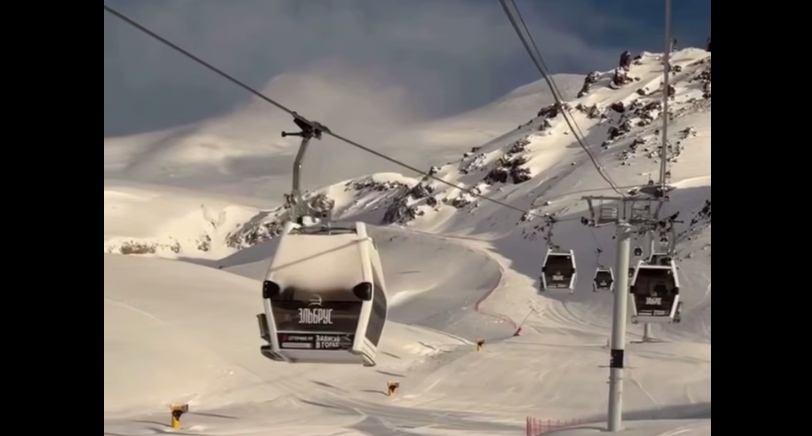 Канатная дорога на "Эльбрусе". Кадр видео администрации курорта https://t.me/elbrusresort/9676 Канатная дорога на "Эльбрусе". Кадр видео администрации курорта https://t.me/elbrusresort/9676