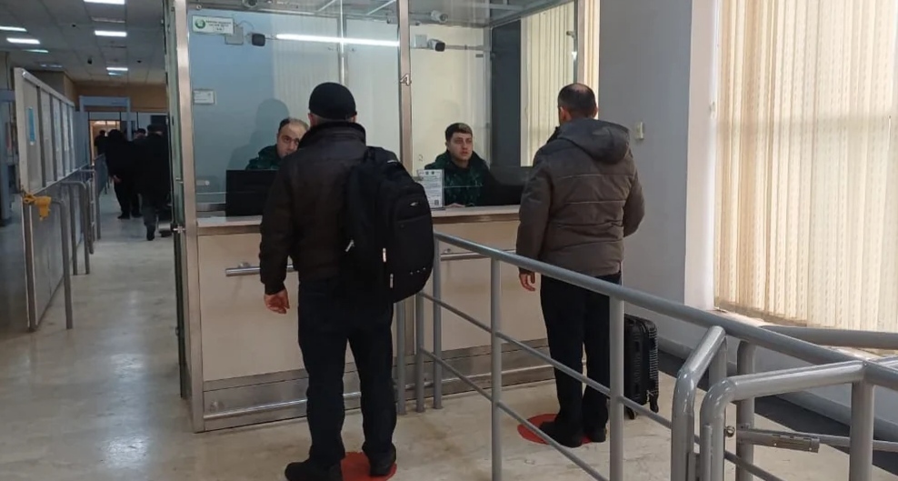 Люди на пограничном пункте "Астара". Фото: Report https://report.az/ru/v-regione/iz-irana-evakuirovany-sem-grazhdan-azerbajdzhana Люди на пограничном пункте "Астара". Фото: Report https://report.az/ru/v-regione/iz-irana-evakuirovany-sem-grazhdan-azerbajdzhana