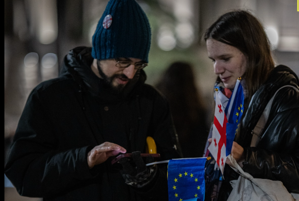 Участники акции протеста у парламента Грузии. Скриншот фото Publika https://www.facebook.com/photo?fbid=1695037485229128&set=pcb.1695037538562456 Участники акции протеста у парламента Грузии. Скриншот фото Publika https://www.facebook.com/photo?fbid=1695037485229128&set=pcb.1695037538562456