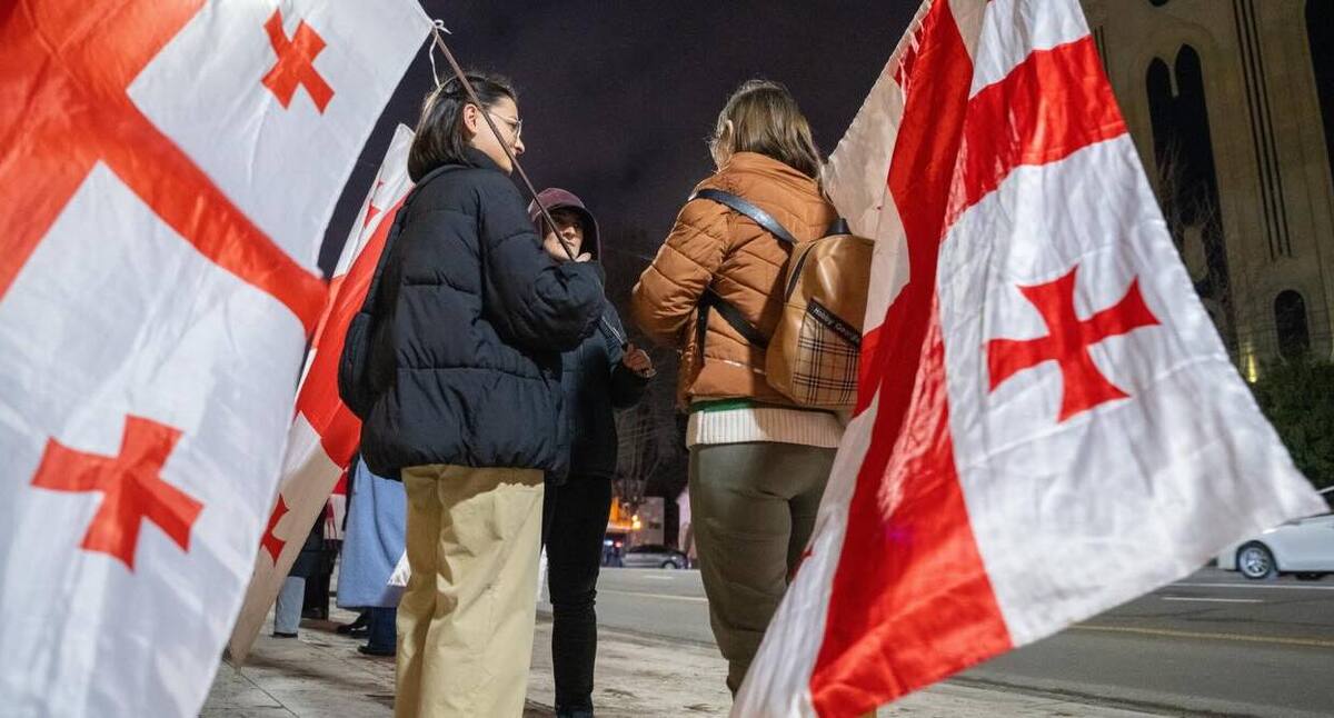 Протестующие на проспекте Руставели. 2 марта 2026 года. Фото: Nino Kikvadze / Publika Протестующие на проспекте Руставели. 2 марта 2026 года. Фото: Nino Kikvadze / Publika