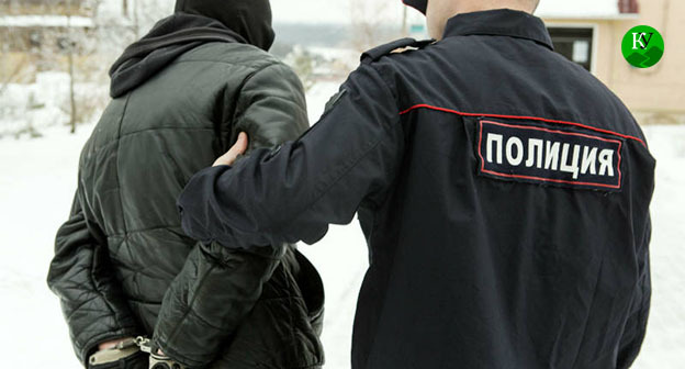 Сотрудник полиции задерживает подозреваемого. Иллюстрация создана "Кавказским узлом" при помощи ИИ в программе Copilot Сотрудник полиции задерживает подозреваемого. Иллюстрация создана "Кавказским узлом" при помощи ИИ в программе Copilot