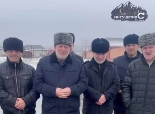 Стоп-кадр видеообращения жителей Сагопши к Калиматову. Фото: News_Ingushetii Official / Telegram-канал Стоп-кадр видеообращения жителей Сагопши к Калиматову. Фото: News_Ingushetii Official / Telegram-канал