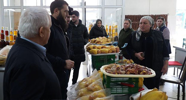 Рейды чиновников на рынок в Чечне. Фото: "Грозный-Информ" https://www.grozny-inform.ru/news/society/181360/ Рейды чиновников на рынок в Чечне. Фото: "Грозный-Информ" https://www.grozny-inform.ru/news/society/181360/