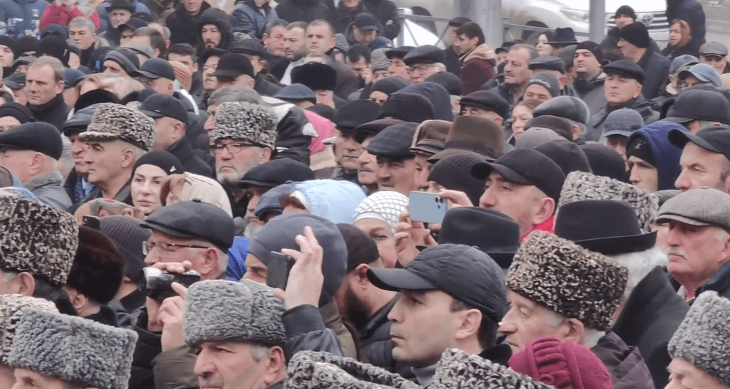 Участники митинга памяти жертв депортации балкарского народа. 8 марта 2024 года. Кадр видео из телеграм-канала "Хасанья официальная" https://t.me/khasanya_official/1574 Участники митинга памяти жертв депортации балкарского народа. 8 марта 2024 года. Кадр видео из телеграм-канала "Хасанья официальная" https://t.me/khasanya_official/1574