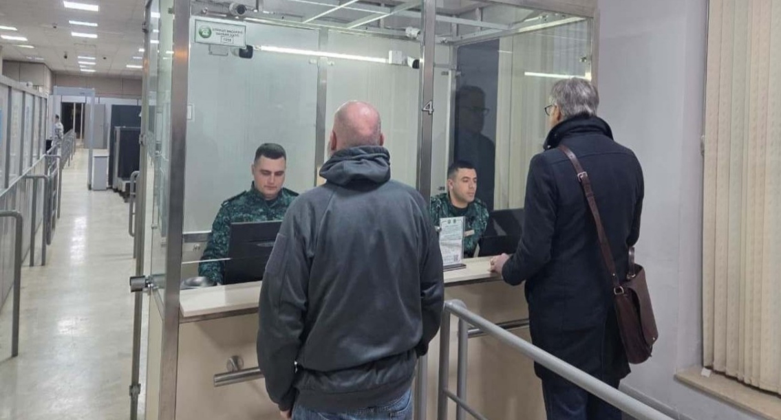 Люди на погранпереходе из Ирана в Азербайджан. Фото: АПА https://ru.apa.az/vneshnyaya-politika/iz-irana-cerez-azerbaidzanskuyu-granicu-do-six-por-evakuirovany-1873-celoveka-obnovleno-1-639771 Люди на погранпереходе из Ирана в Азербайджан. Фото: АПА https://ru.apa.az/vneshnyaya-politika/iz-irana-cerez-azerbaidzanskuyu-granicu-do-six-por-evakuirovany-1873-celoveka-obnovleno-1-639771