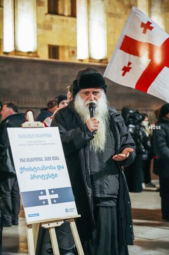 Кадр участник акции в Тбилиси 469-й день подряд. Фото: MO SE / https://www.facebook.com/publika.ge/posts/pfbid0XPQ9vDYHveQ2fRw9482JJsG37MYRdxMPMfG1vbJgrhTj4ASopNenqbSnMEPdWvbql Кадр участник акции в Тбилиси 469-й день подряд. Фото: MO SE / https://www.facebook.com/publika.ge/posts/pfbid0XPQ9vDYHveQ2fRw9482JJsG37MYRdxMPMfG1vbJgrhTj4ASopNenqbSnMEPdWvbql