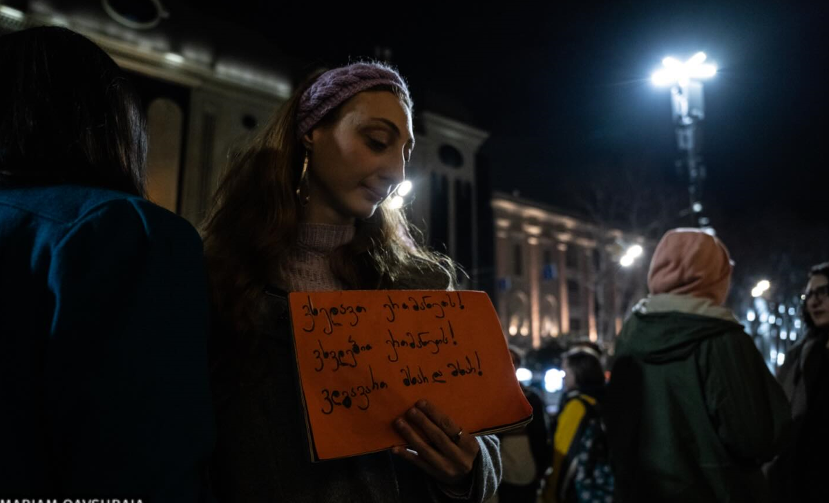 Стоп-кадр: "Участница протеста в Тбилиси 469-й день подряд". Фото: Publika / https://www.facebook.com/photo?fbid=1702986737767536&set=pcb.1702986831100860 Стоп-кадр: "Участница протеста в Тбилиси 469-й день подряд". Фото: Publika / https://www.facebook.com/photo?fbid=1702986737767536&set=pcb.1702986831100860