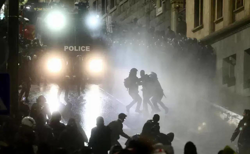 Кадр разгона митинга в Тбилиси. Фото: TV Pirveli / https://tvpirveli.ge/ka/siaxleebi/politika/123211-daitskeba-tu-ara-haagashi-otsnebis-tsinaagmdeg-gamodzieba-iuristis-gamokhmaureba Кадр разгона митинга в Тбилиси. Фото: TV Pirveli / https://tvpirveli.ge/ka/siaxleebi/politika/123211-daitskeba-tu-ara-haagashi-otsnebis-tsinaagmdeg-gamodzieba-iuristis-gamokhmaureba