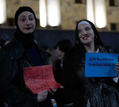 Кадр В 476-й день непрерывных протестов участники традиционно собрались у парламента Грузии на проспекте Руставели. Фото: MO SE / Facebook Кадр В 476-й день непрерывных протестов участники традиционно собрались у парламента Грузии на проспекте Руставели. Фото: MO SE / Facebook