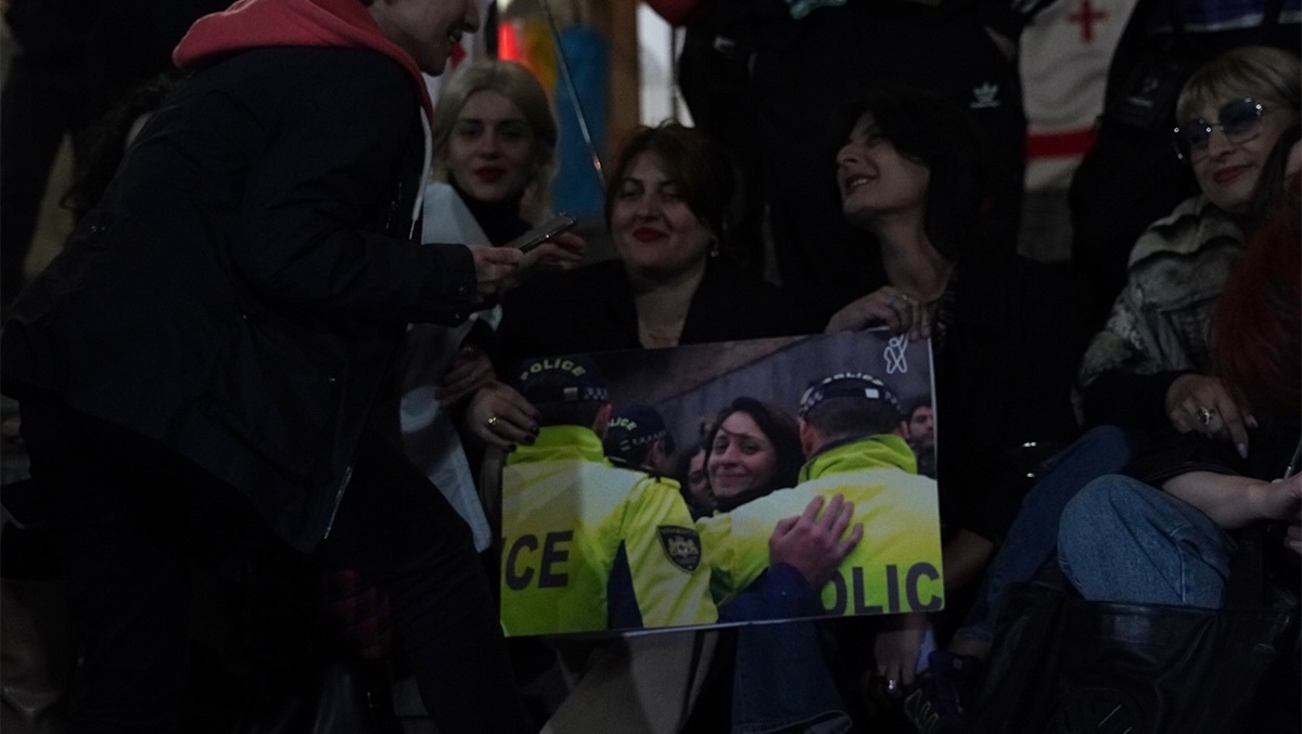 Протестующие у парламента держат фотографию Элене Хоштария. Фото: Khatia Kakhidze / Publika Протестующие у парламента держат фотографию Элене Хоштария. Фото: Khatia Kakhidze / Publika