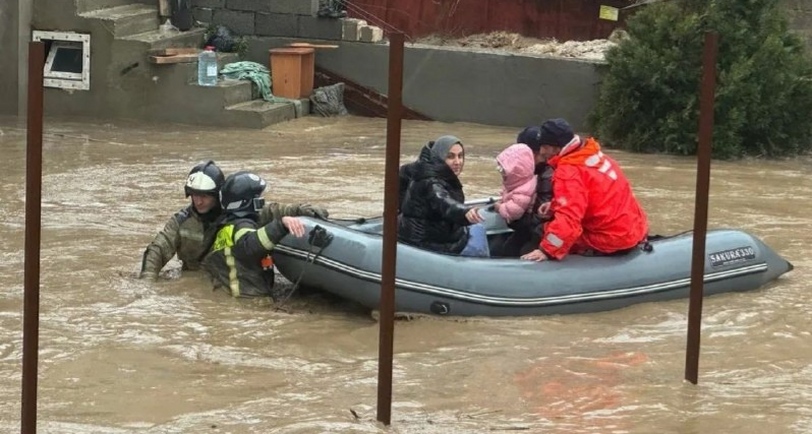 Эвакуация людей из затопленного дома. Махачкала, 28 марта 2026 года. Фото: ГУ МЧС по Дагестану https://t.me/mchsdagestan/16938 Эвакуация людей из затопленного дома. Махачкала, 28 марта 2026 года. Фото: ГУ МЧС по Дагестану https://t.me/mchsdagestan/16938