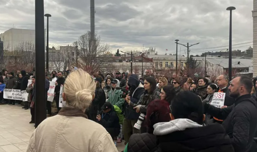 Участники акции в Тбилиси. Скриншот фото "Интерпрессньюс" от 28.03.26, https://www.interpressnews.ge/ka/article/865742-mtavrobis-administraciastan-diushenit-daavadebuli-bavshvebis-mxardamcheri-akcia-gaimarta Участники акции в Тбилиси. Скриншот фото "Интерпрессньюс" от 28.03.26, https://www.interpressnews.ge/ka/article/865742-mtavrobis-administraciastan-diushenit-daavadebuli-bavshvebis-mxardamcheri-akcia-gaimarta